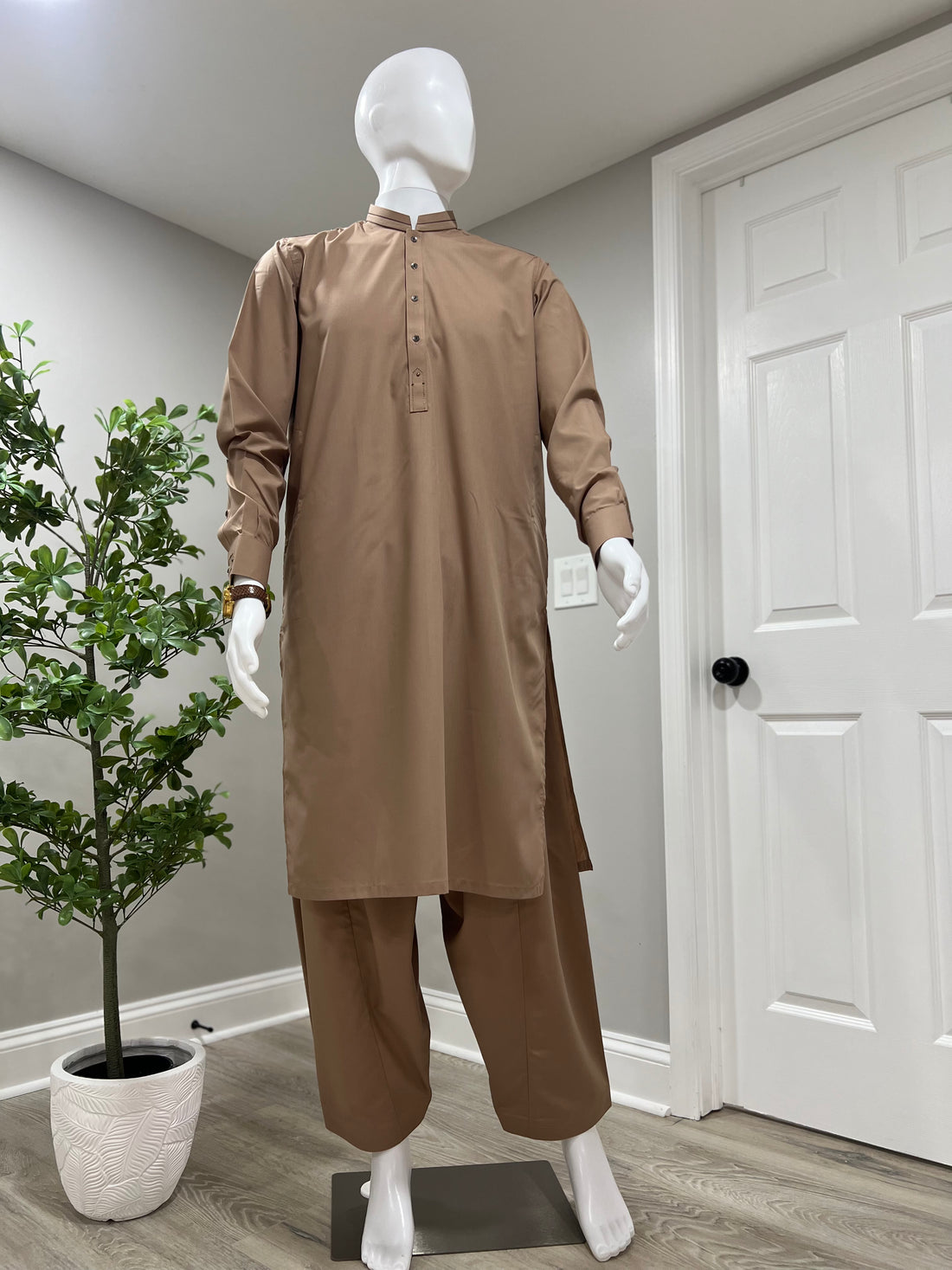 Brown blended cotton men’s shalwar kameez on mannequin – Baariq Collection